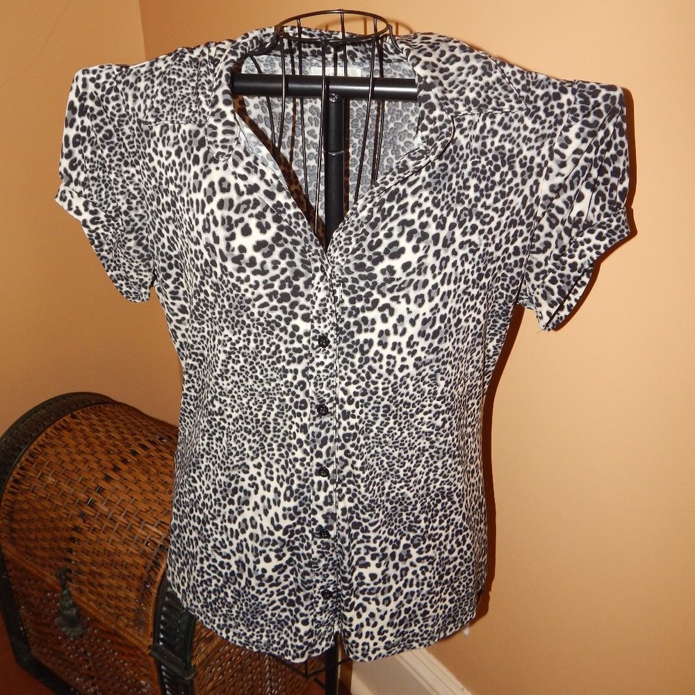 Ladies Van Heusen Button Front Blouse - Shirt -Top-Short Sleeve Size Large